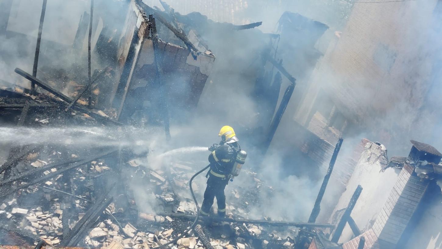 Incêndio destrói residência no bairro Fortaleza, em Blumenau