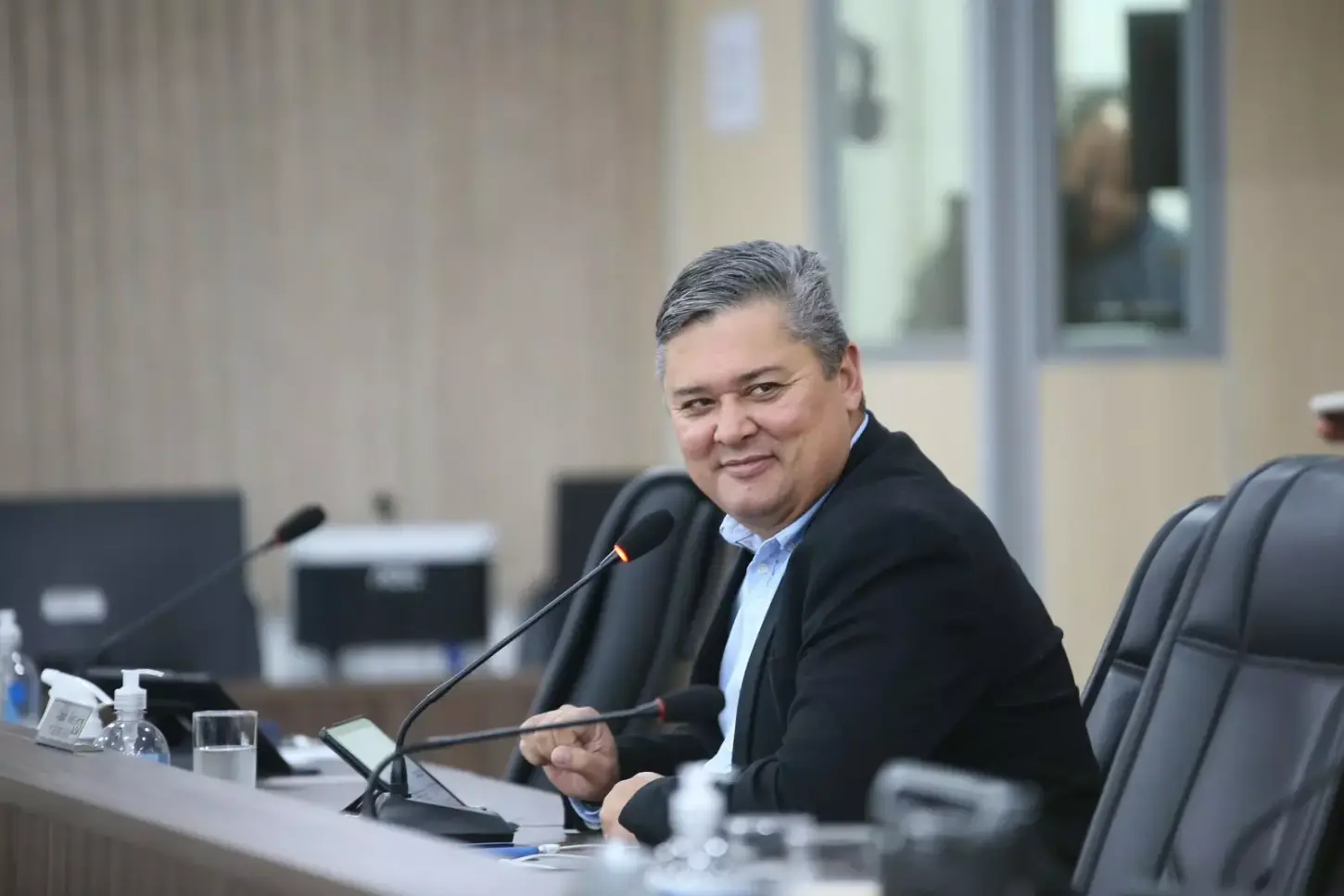 Na manhã de hoje (03/02) foi cumprido um mandado de busca e apreensão no gabinete do vereador Almir Vieira, por determinação da Justiça. 