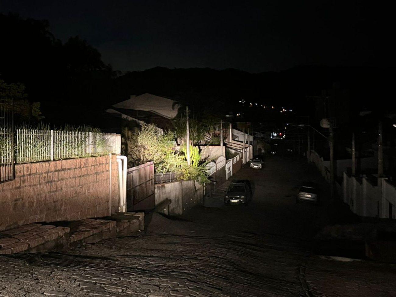 Temporal deixa 50 mil sem energia em Blumenau