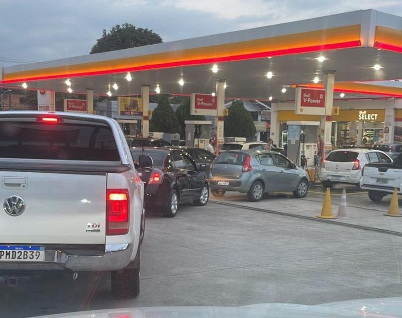 CORRIDA AOS POSTOS: DIA CAÓTICO EM BLUMENAU APÓS ALERTA DE FALTA DE COMBUSTÍVEL