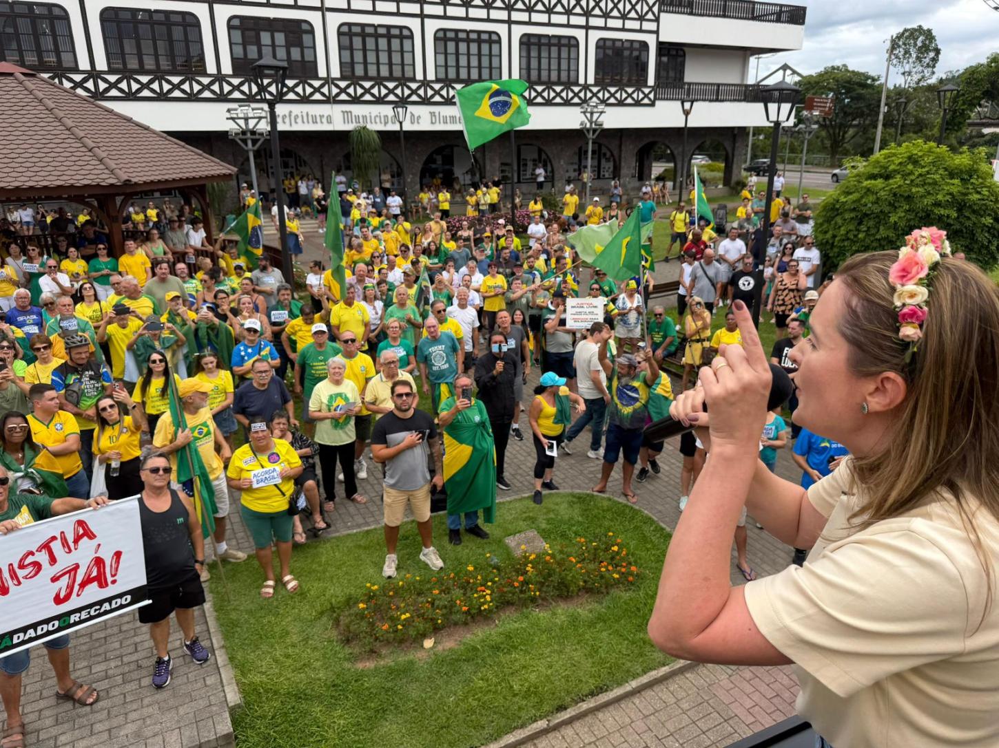 Deputada Júlia Zanatta participa de ato contra governo Lula em Blumenau