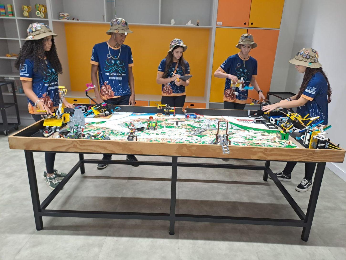 Estudantes da Escola SESI de Itajaí competem na nacional da First Lego League em São Paulo