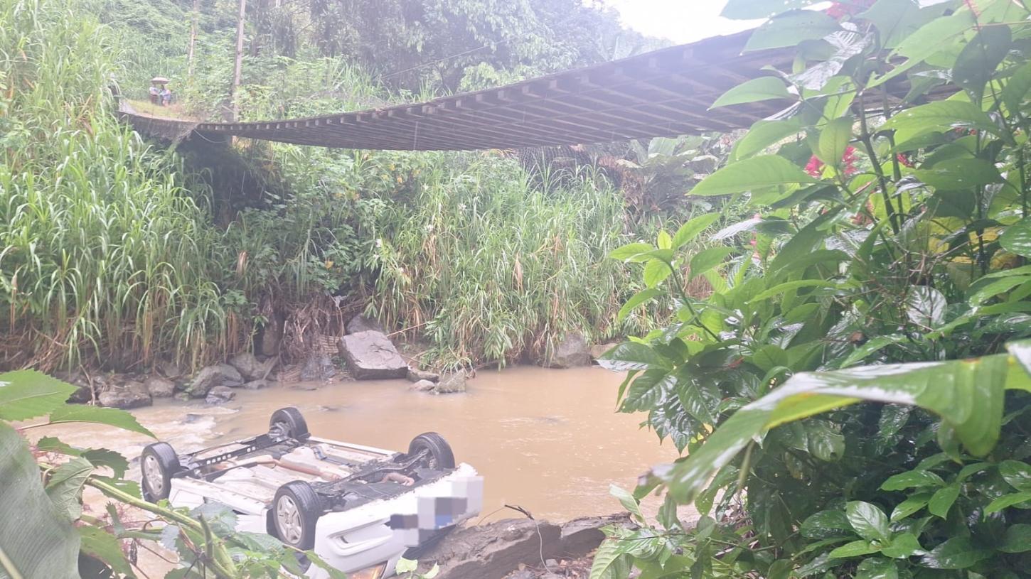 Idoso morre após carro cair em rio e capotar na Vila Itoupava, em Blumenau