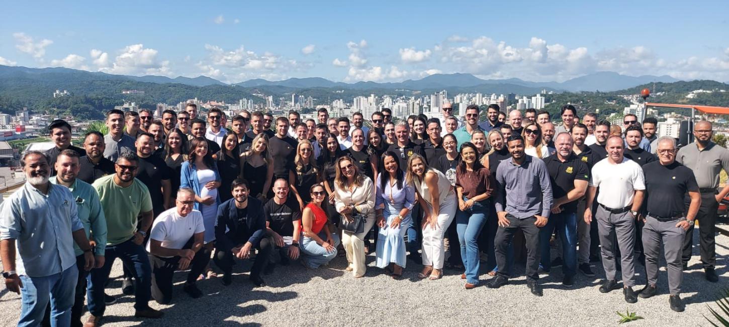 “Lumis Moon Experience” reúne convidados no ponto alto de Brusque