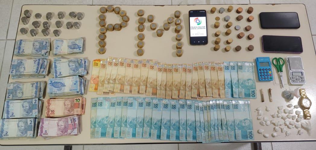 Operação policial em Timbó apreende drogas, dinheiro e leva dois suspeitos à delegacia