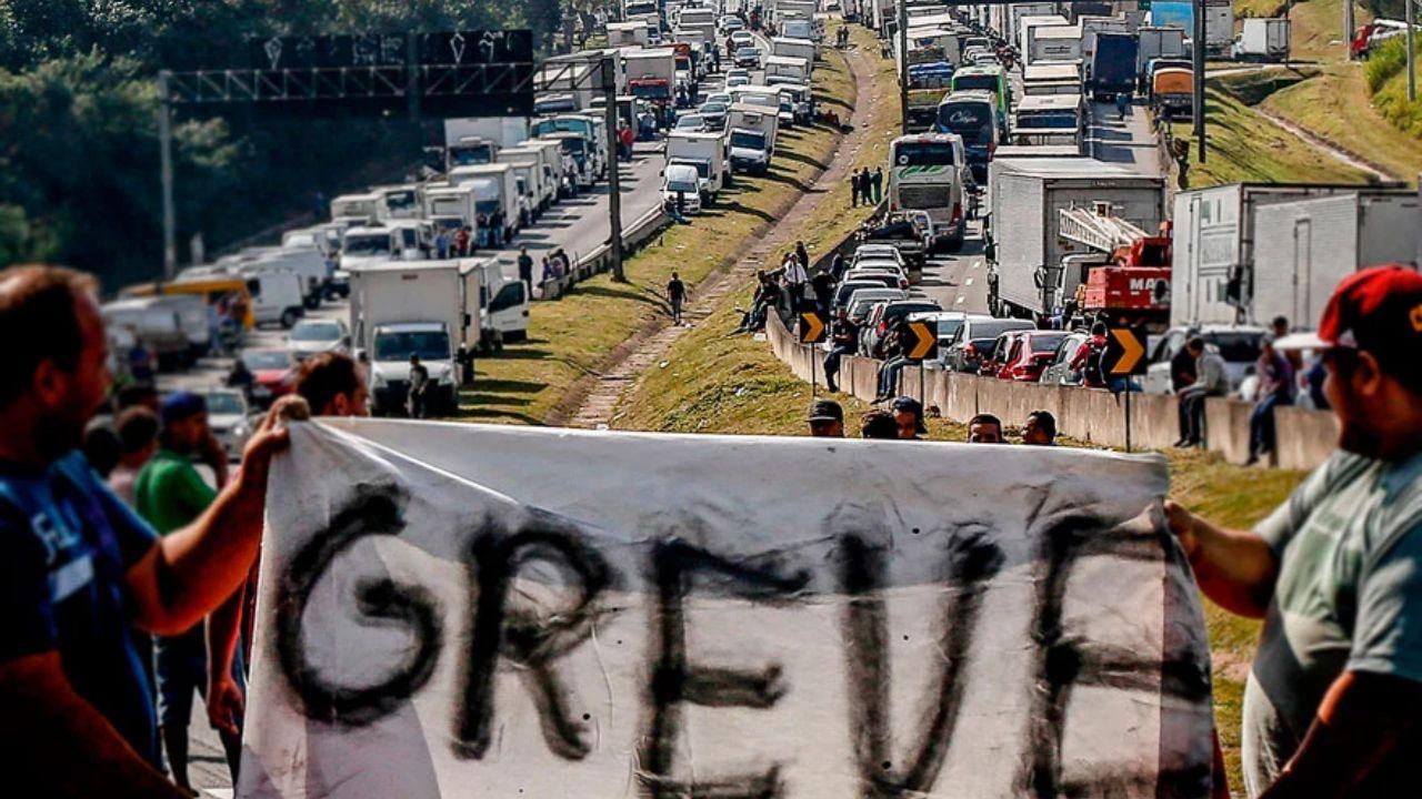 Paralisação silenciosa de caminhoneiros pode impactar logística; PRF monitora rodovias em SC