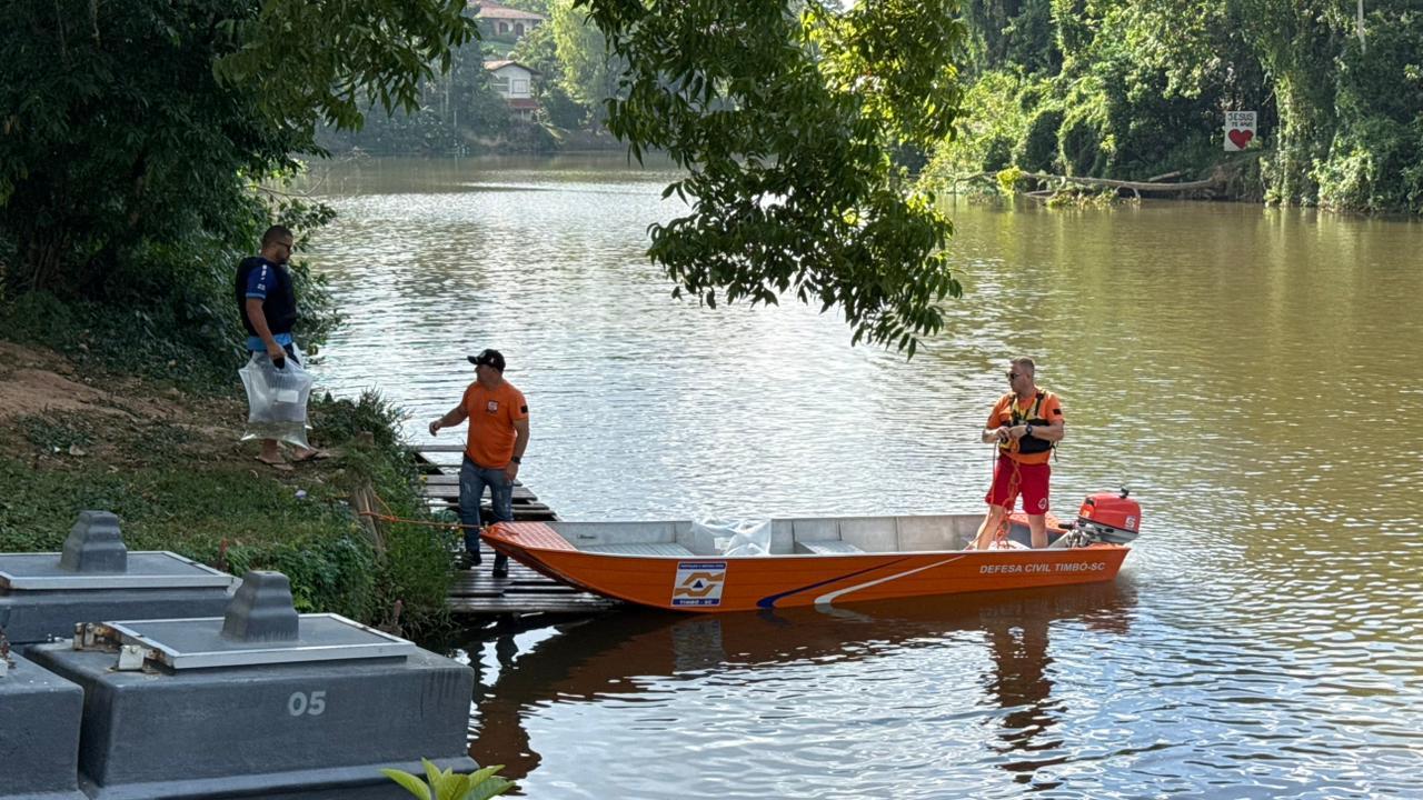 Prefeitura de Timbó realiza soltura de 30 mil peixes para repovoamento do Rio Benedito