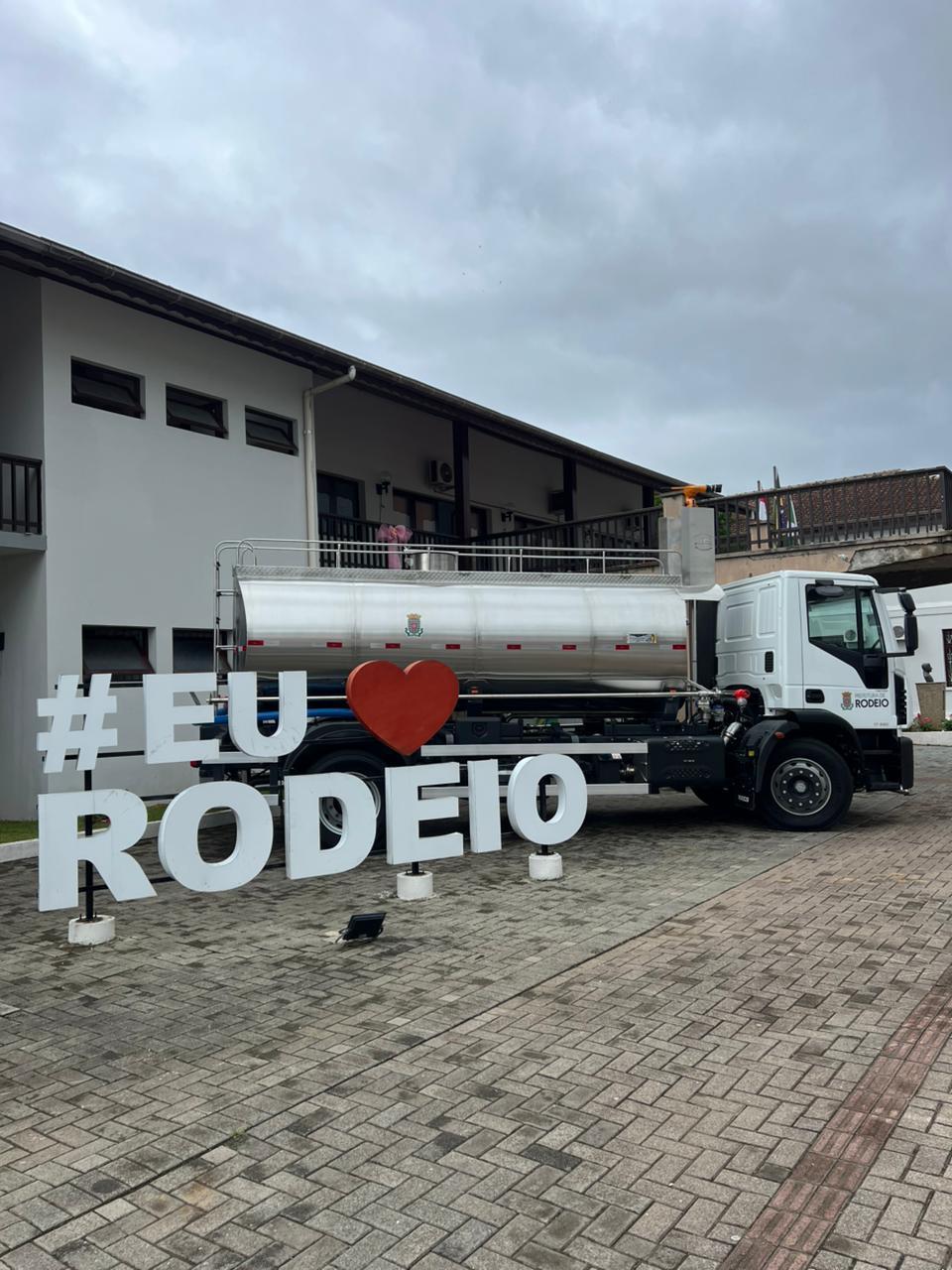 RODEIO RECEBE NOVO CAMINHÃO-PIPA PARA REFORÇAR OS SERVIÇOS DO MUNICÍPIO