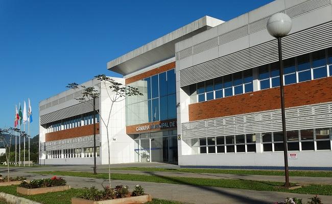 Vereador acusa Prefeitura de descumprir leis municipais e gera debate acalorado na Câmara de Timbó