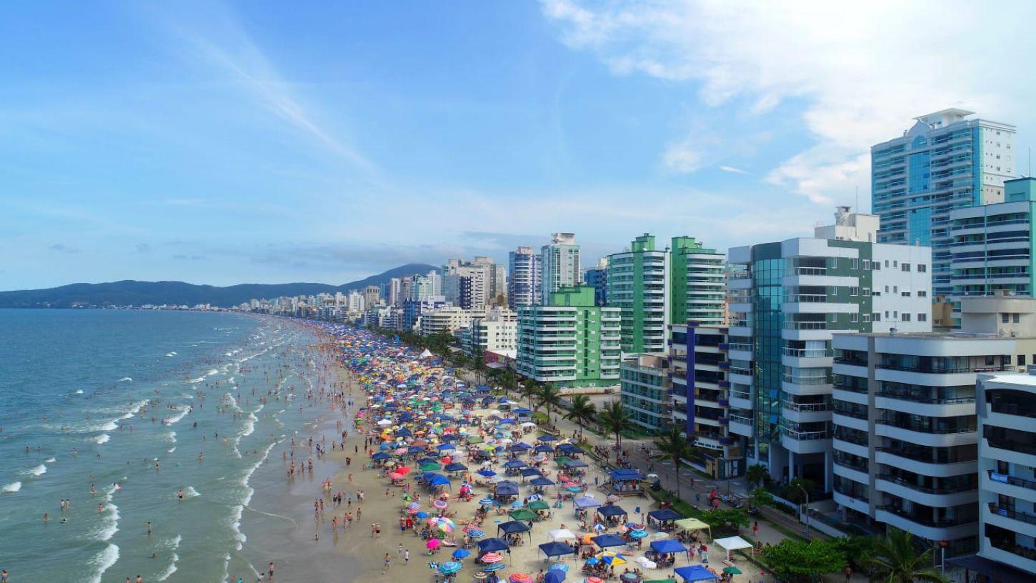 Alargamento da faixa de areia da Meia Praia avança em Itapema