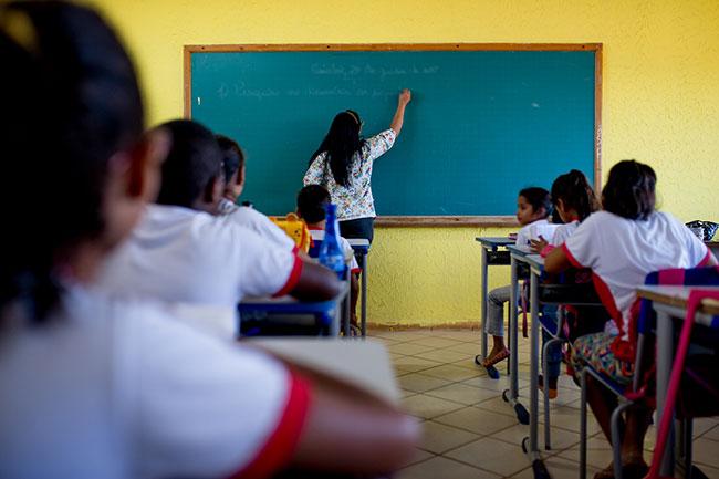 Alerta nas escolas: grupos virtuais expõem adolescentes a conteúdos criminosos e mobilizam famílias e autoridades