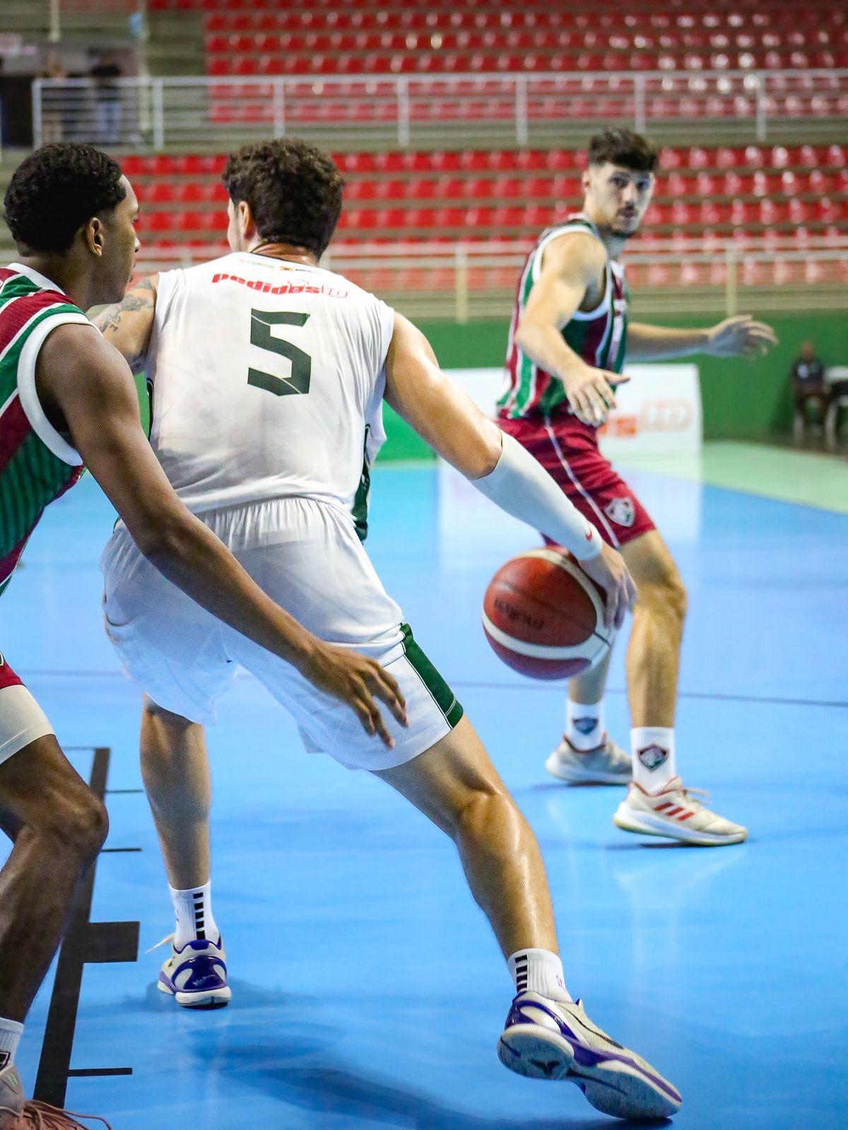 Brusque Basquete vence o Fluminense em duelo equilibrado e decidido no último quarto na Arena Brusque