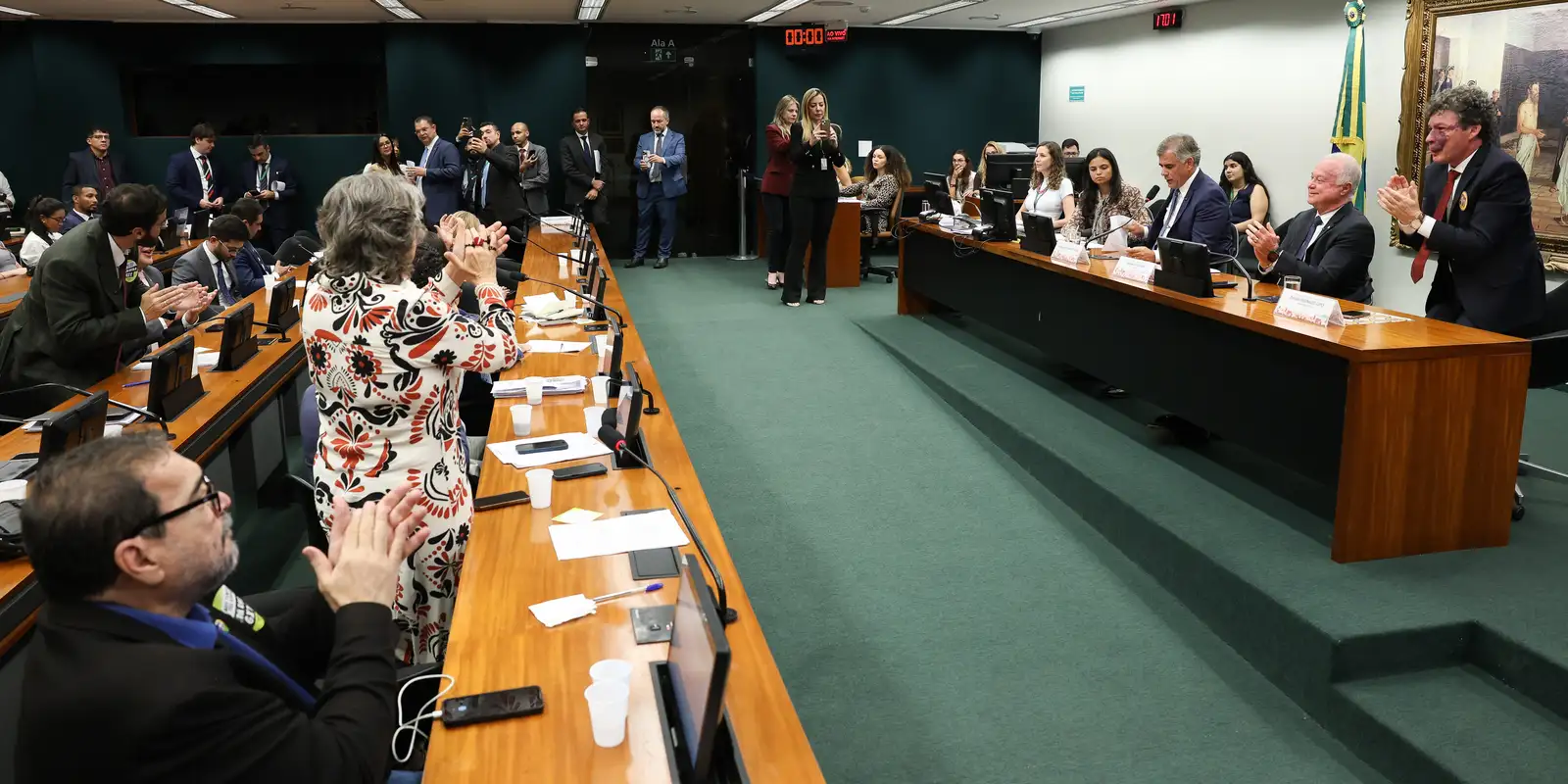 CCJ aprova admissibilidade de PECs que buscam o fim da escala 6x1