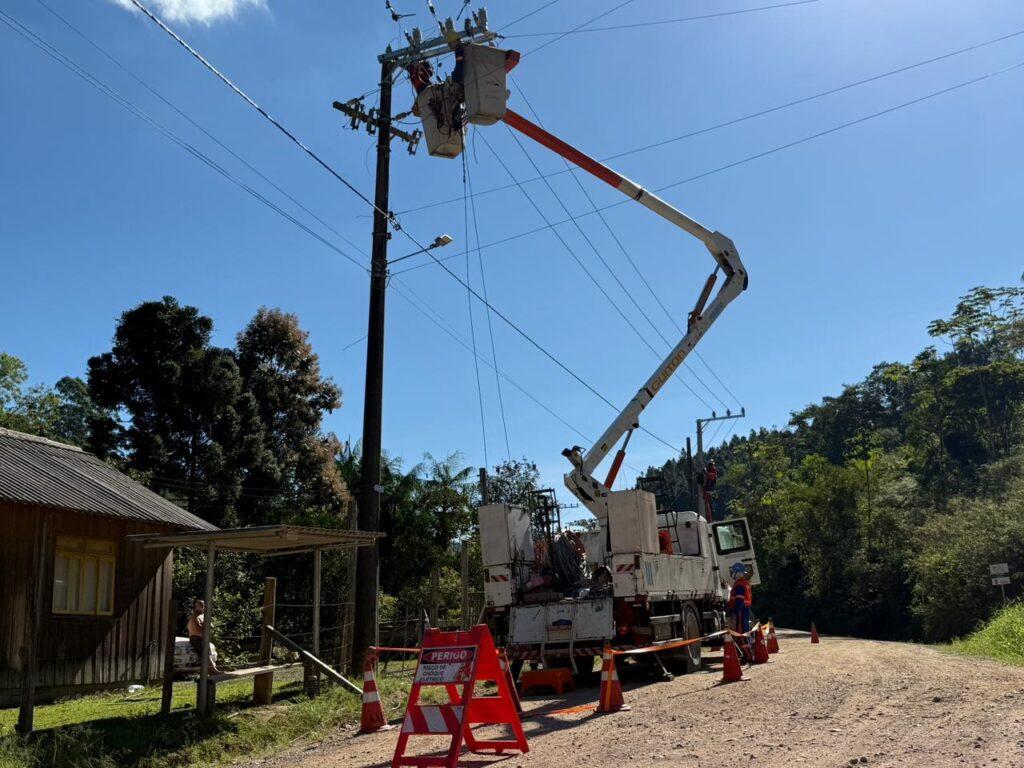 Celesc realiza melhorias na rede elétrica em Gaspar para ampliar qualidade e confiabilidade do serviço 