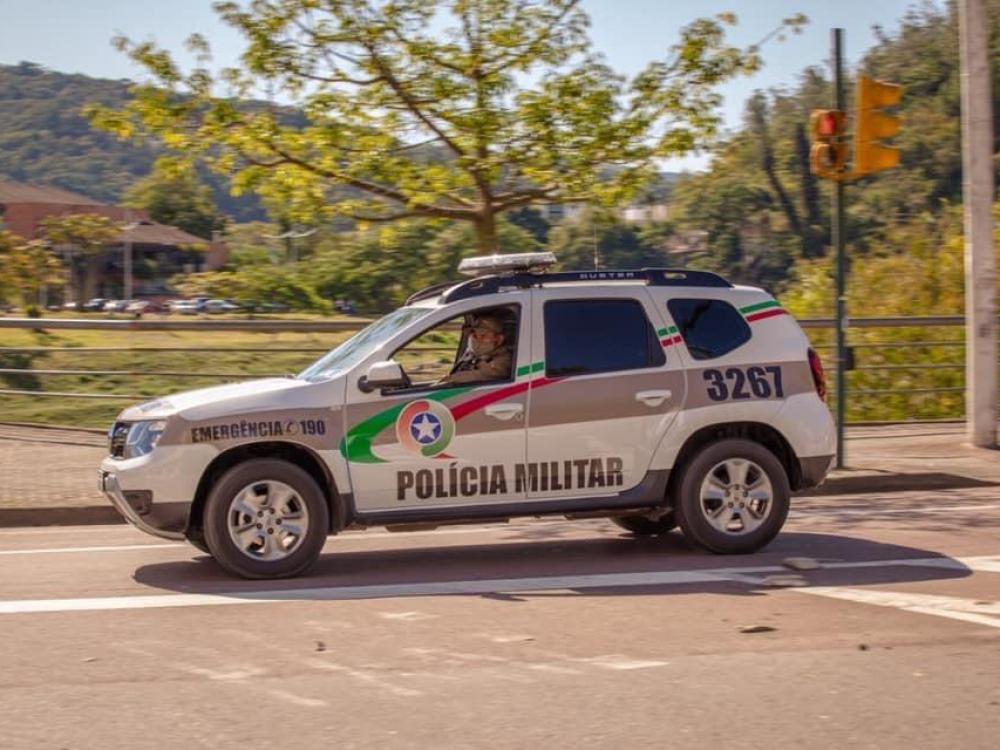 ENTRE A LEI E O EXCESSO: ABORDAGEM POLICIAL EM BLUMENAU LEVANTA DEBATE SOBRE LIMITES DA FORÇA E RESPONSABILIDADE NO TRÂNSITO