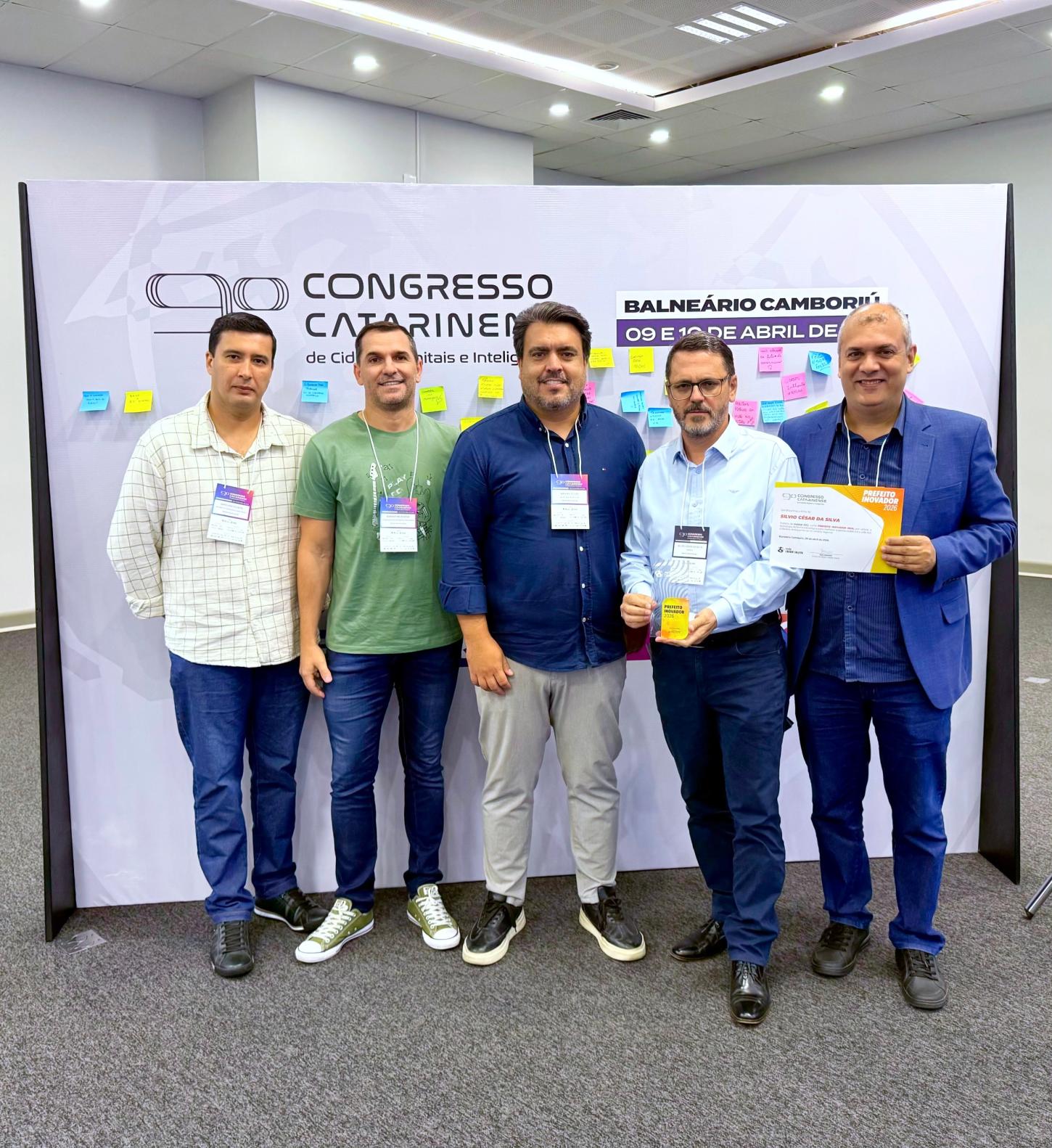 Indaial é destaque estadual e prefeito recebe prêmio por inovação na educação