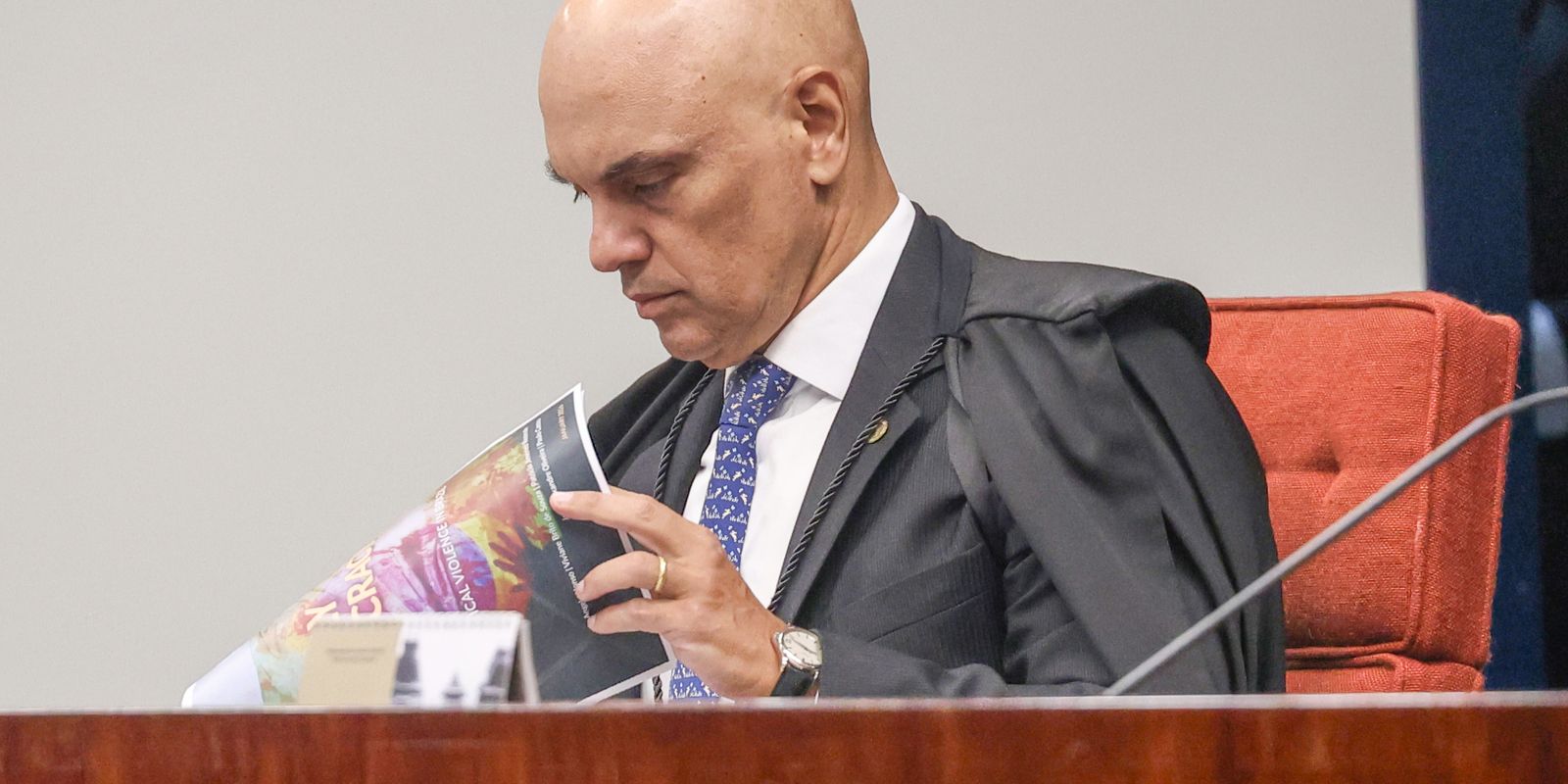Moraes instaura processo contra Flávio Bolsonaro por alegada difamação a Lula