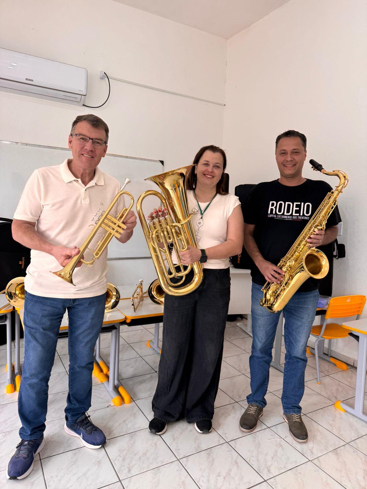 Município investe em educação musical com entrega de novos instrumentos para alunos da rede municipal