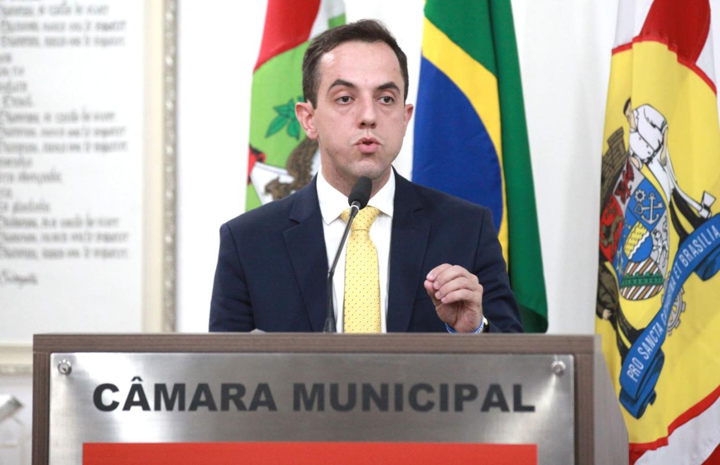 O vereador Flávio, de Blumenau, manifestou-se publicamente após a rejeição da indicação de Jorge Messias para uma vaga no Supremo Tribunal Federal (STF). 