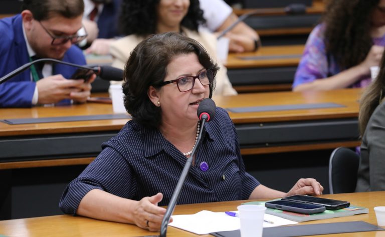 Projeto de lei autoriza ausências no trabalho para acompanhar idosos ou pessoas com deficiência em consultas