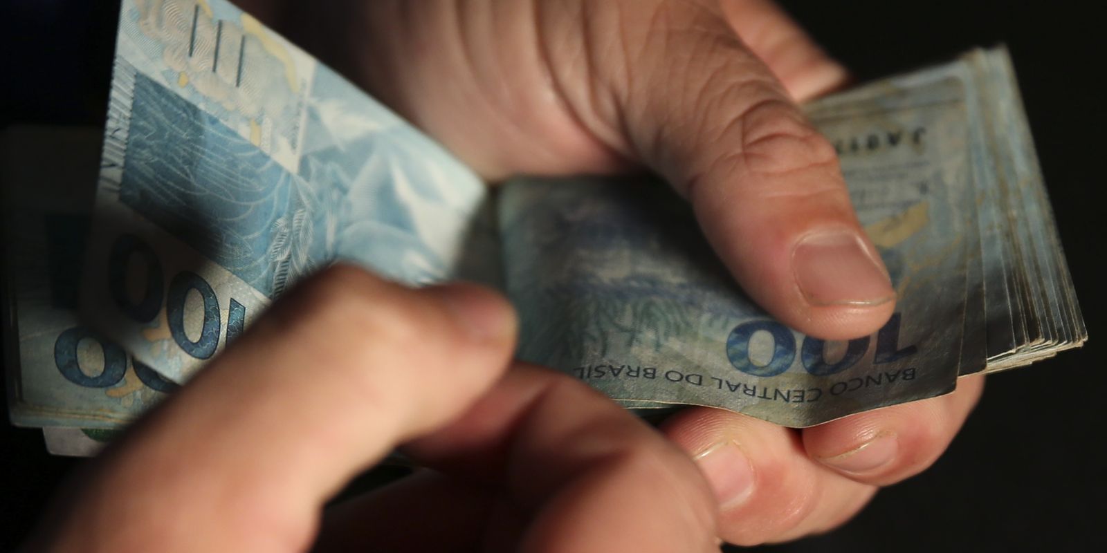 Salário médio do trabalhador brasileiro atinge novo recorde, superando R$ 3.722