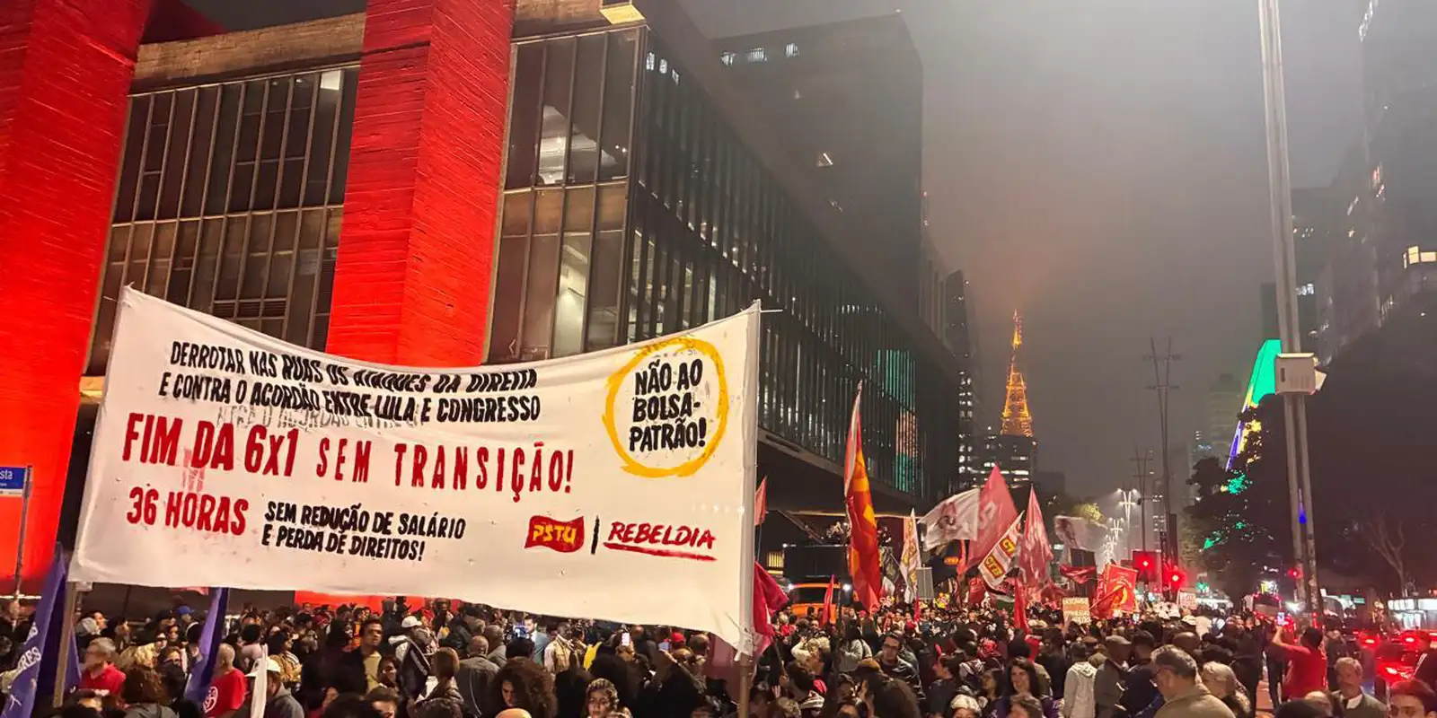 Manifestantes na Avenida Paulista exigem o fim da escala 6x1 e redução da jornada de trabalho