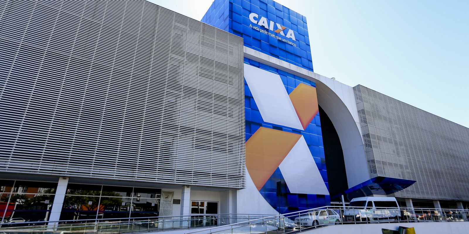 Caixa e Banco do Brasil liberam abono salarial para beneficiários nascidos em maio e junho