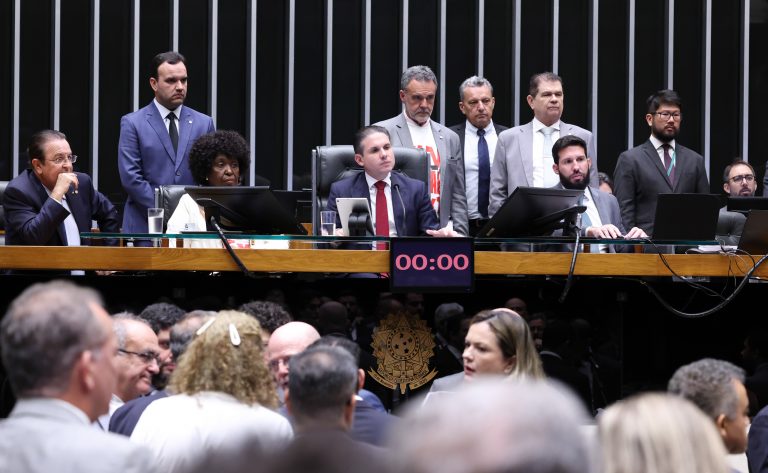 Câmara dos Deputados pode votar propostas sobre guerra, feminicídio e imunidade tributária