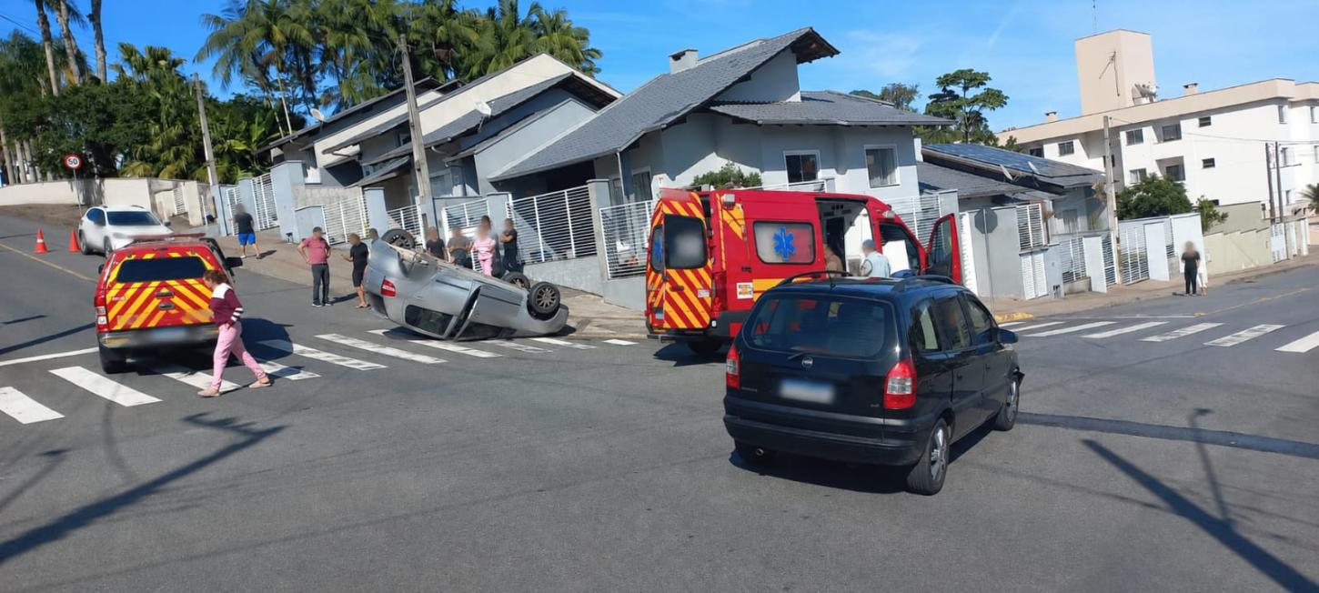 Capotamento é registrado após colisão entre dois veículos na Rua São Paulo, em Timbó