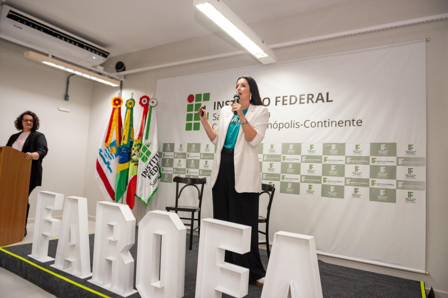 CASA CHEIA NO ACADÊMICOS DO FAROFA