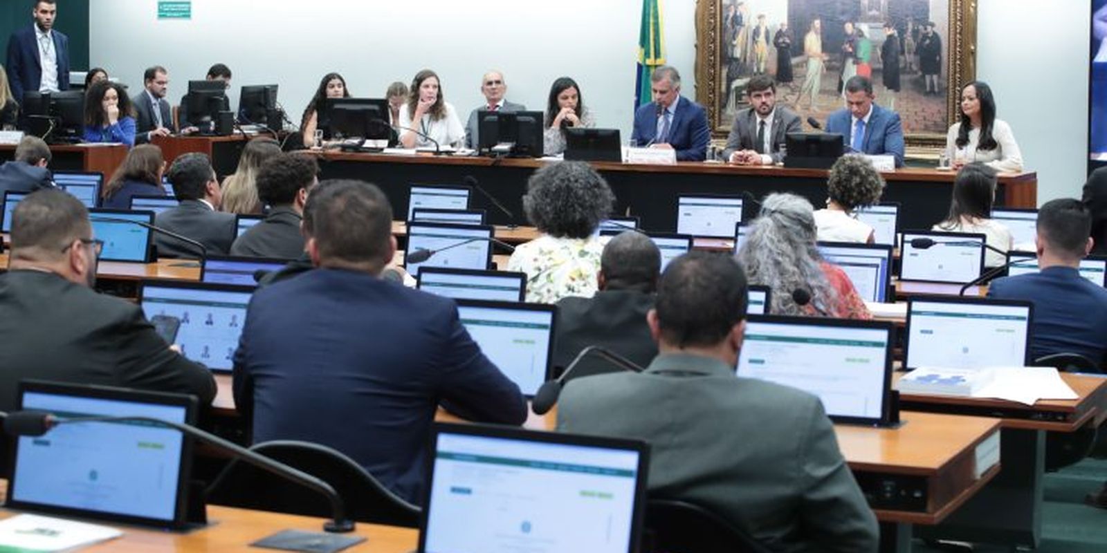 CCJ da Câmara adia análise de PEC sobre a maioridade penal