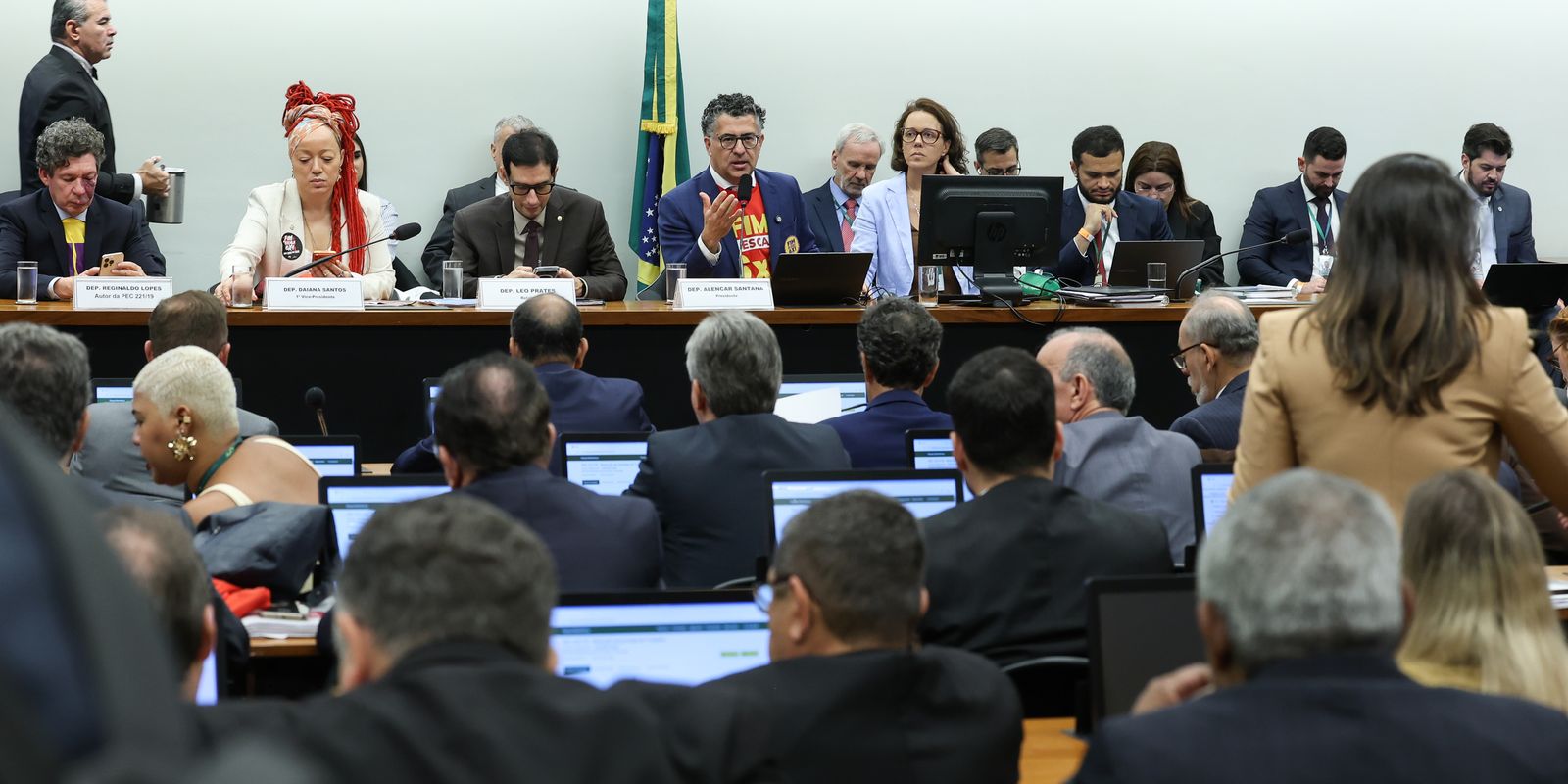 Centrão busca alterar transição de 60 dias para o fim da escala 6x1