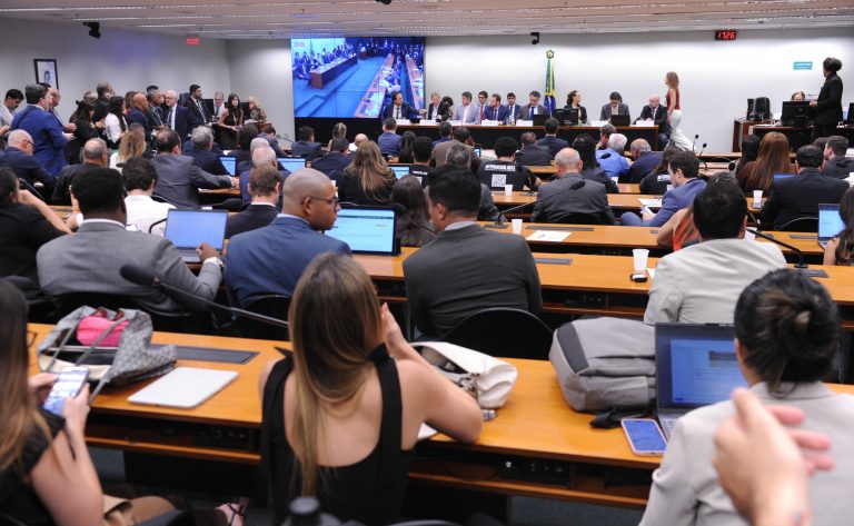 Comissão da Câmara dos Deputados avalia parecer sobre a PEC 221/19 que discute a escala 6x1
