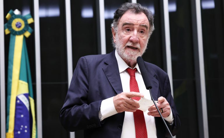Câmara dos Deputados aprova regras para colação de grau antecipada de estudantes universitários
