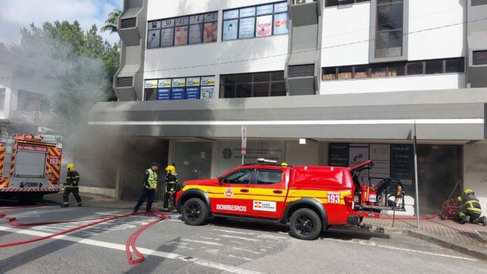 Compressor de clínica odontológica foi o foco do incêndio na Rua das Palmeiras, em Blumenau