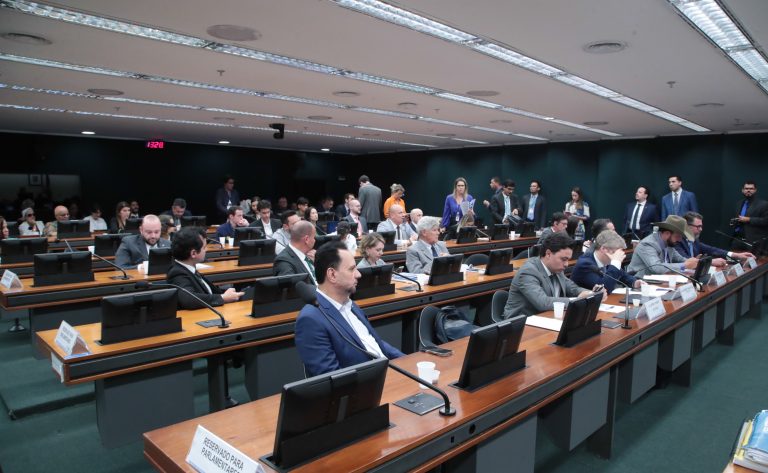 Conselho de Ética da Câmara pauta processos contra deputados nesta terça