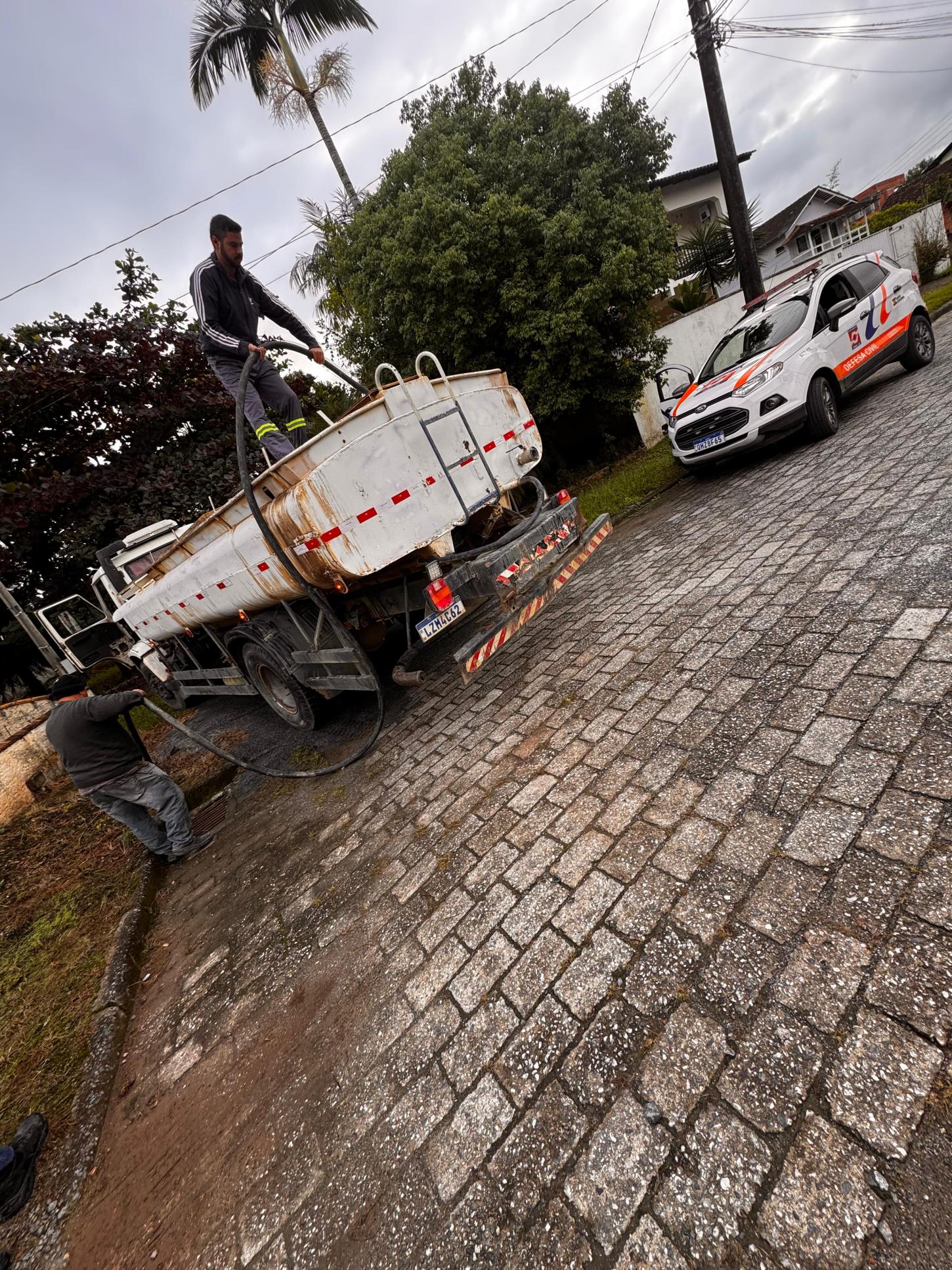 Defesa Civil e Obras iniciam limpeza preventiva de bocas de lobo em Timbó