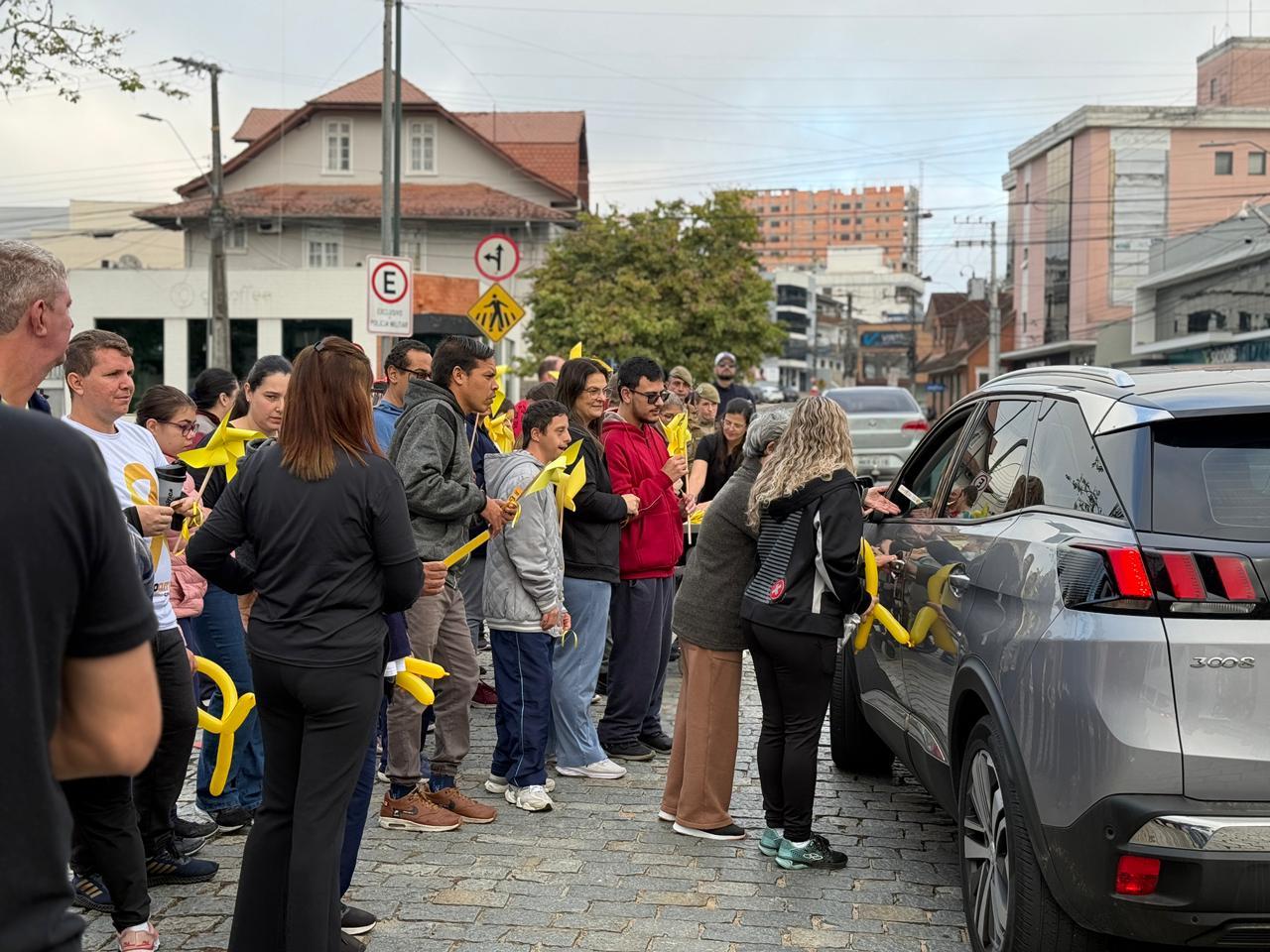 Departamento de Trânsito em parceria com Apae de Indaial promove ação educativa do Maio Amarelo 