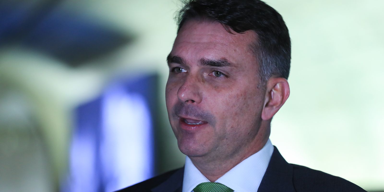 Deputados solicitam investigação sobre a relação entre Daniel Vorcaro e Flávio Bolsonaro