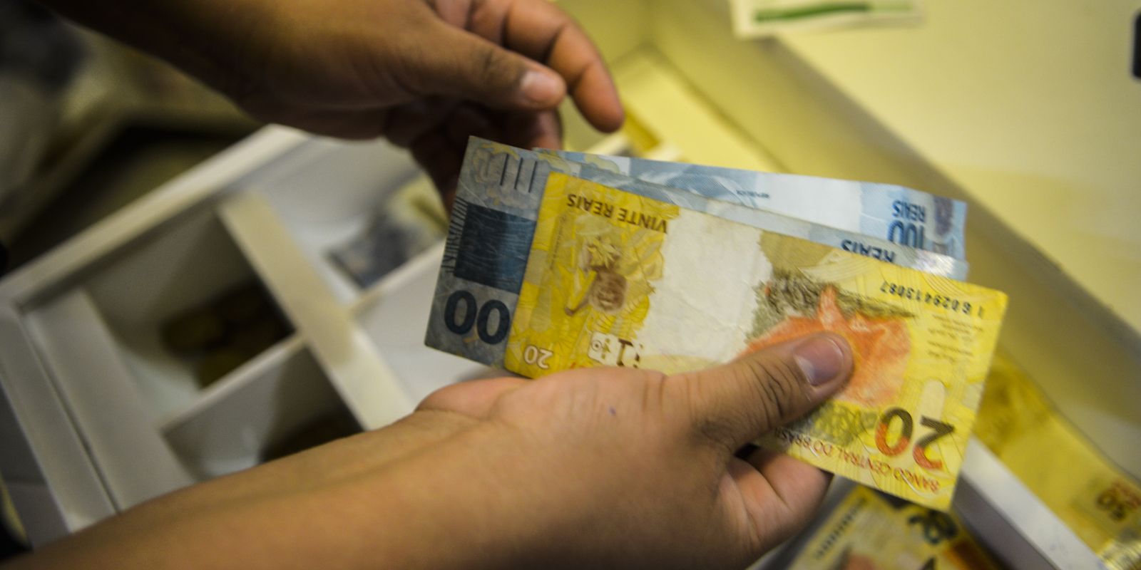 Rendimento do trabalhador atinge recorde em 16 UFs, com destaque para o Distrito Federal, revela IBGE