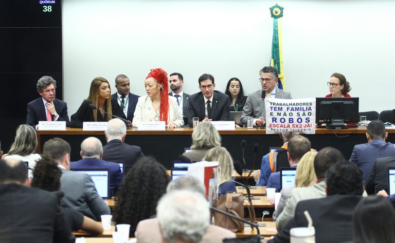 Relator sugere fim da escala 6x1 com jornada de 40 horas e transição de 14 meses