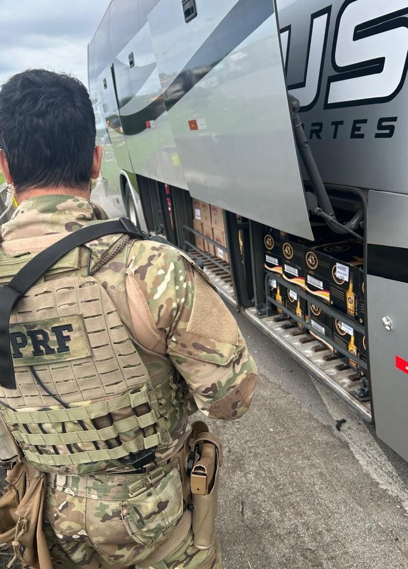 Fiscalização intercepta ônibus com 3 mil garrafas de bebidas uruguaias no Norte catarinense