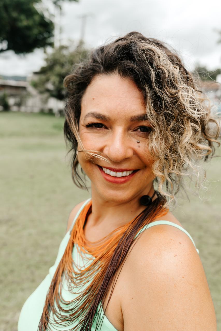 Livro de estreia de Janaína Ribeiro será lançado na Lagoa da Conceição