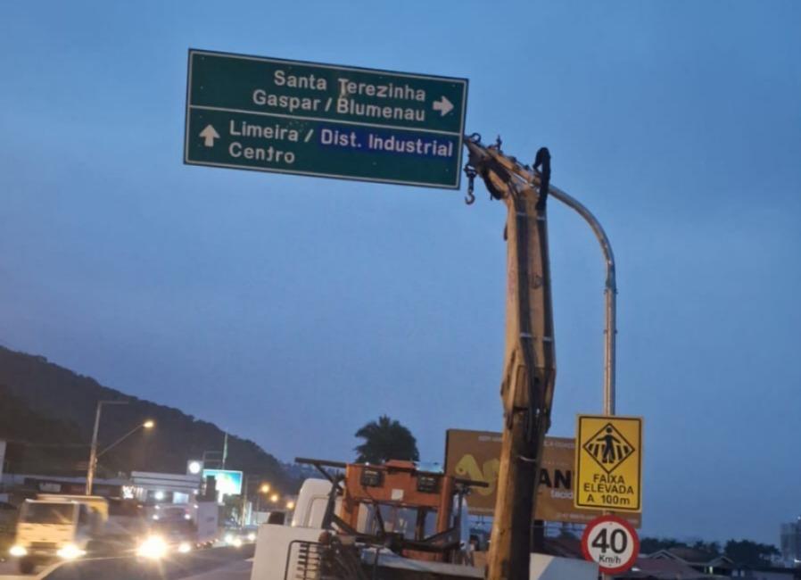 Manutenção de placas diminui riscos no trânsito e reduz custos ao município