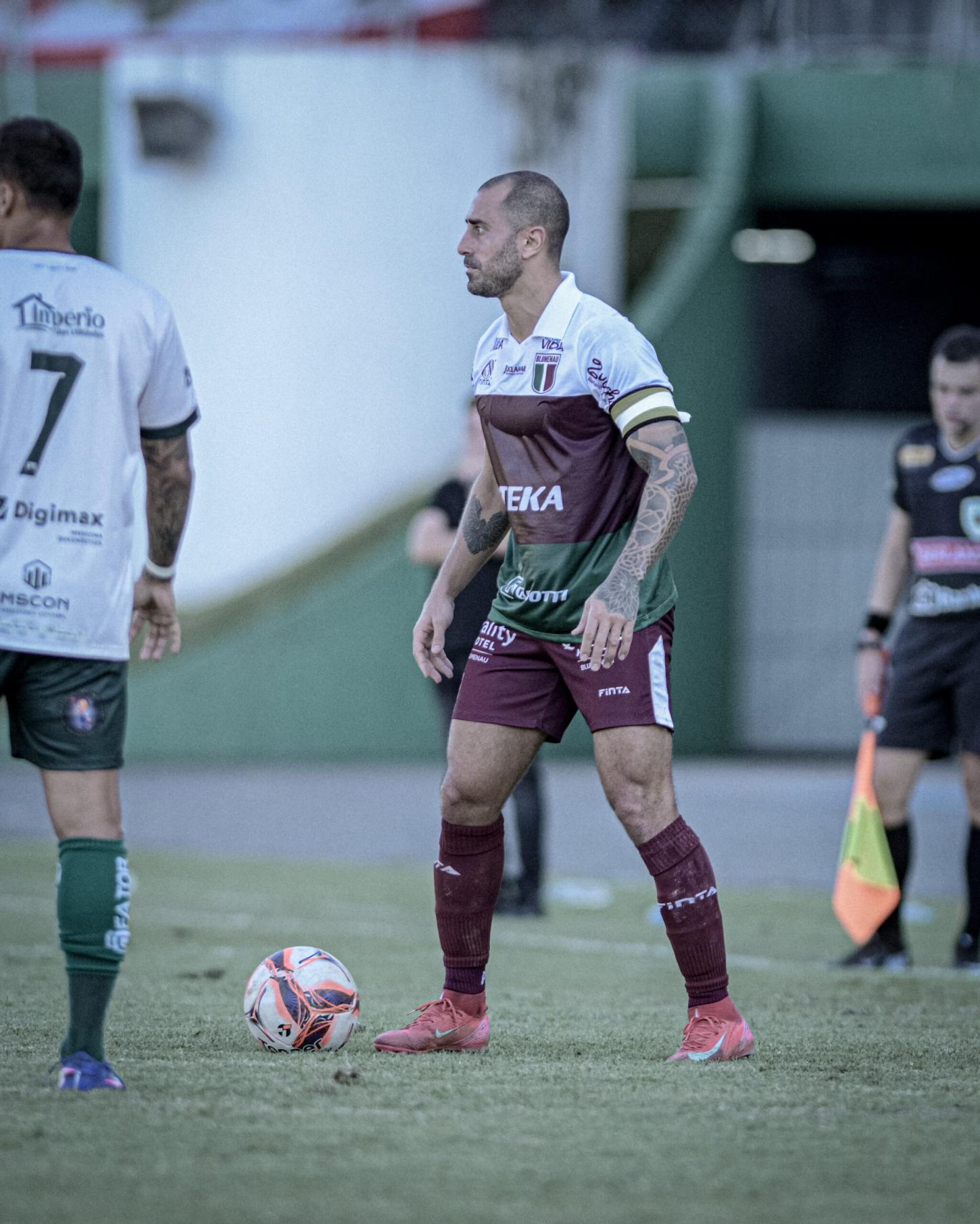 Marquinhos Pedroso vibra com classificação antecipada do Blumenau na Série D após vitória expressiva sobre o Azuriz
