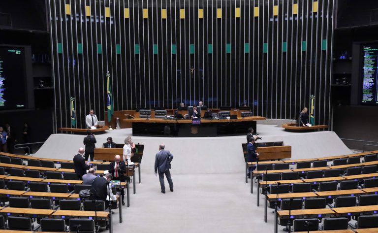 Minirreforma eleitoral aprova recuperação fiscal e novas regras para partidos políticos