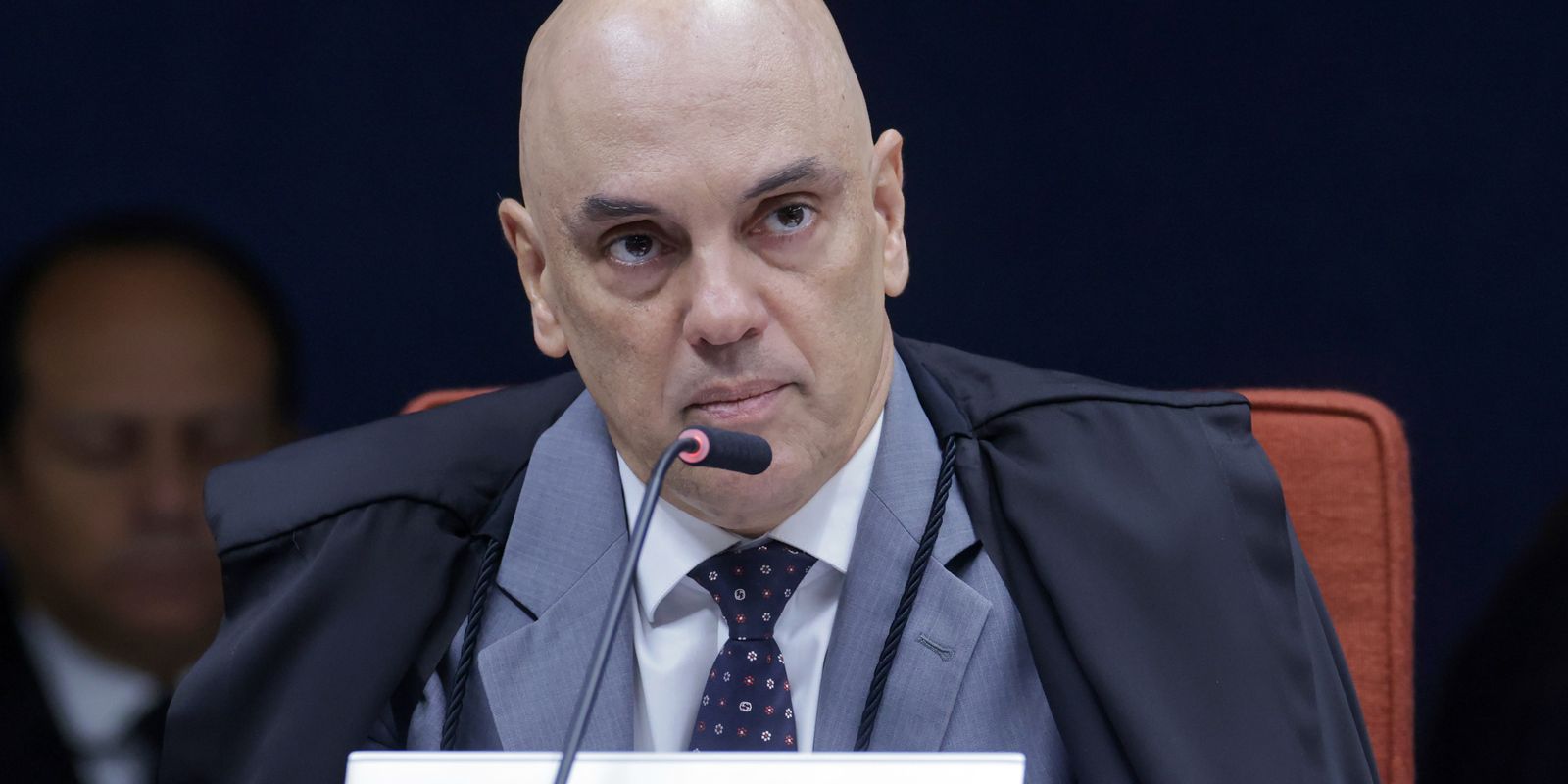 Moraes solicita à PGR análise sobre inclusão de Jair e Flávio Bolsonaro em inquérito