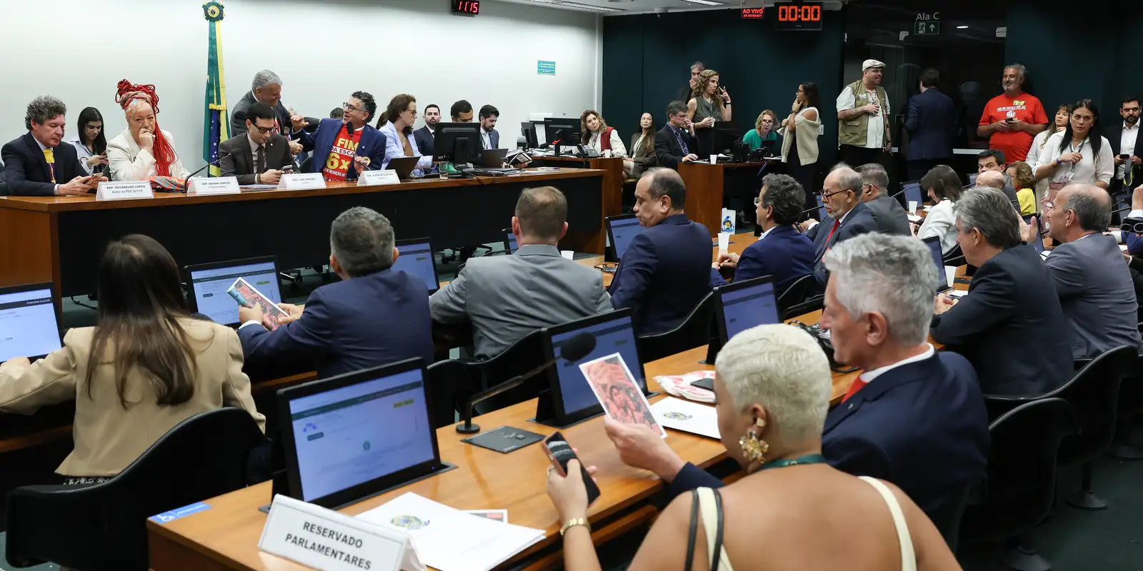 Oposição diverge sobre a PEC que altera a jornada de trabalho e extingue a escala 6x1 na Câmara dos Deputados