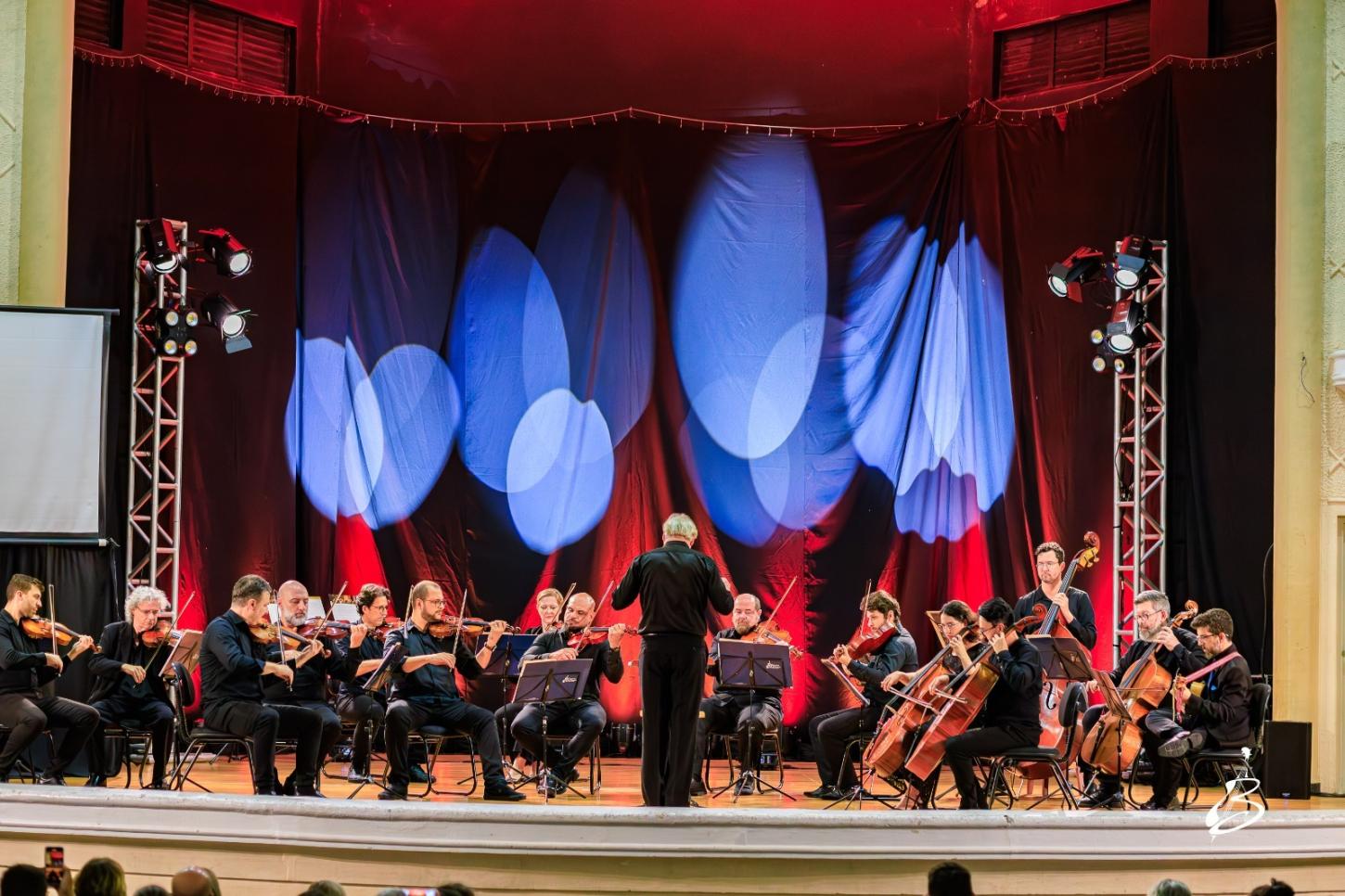 Orquestra de Câmara de Blumenau leva música, dança e clássicos ao palco do Teatro Carlos Gomes em espetáculo gratuito