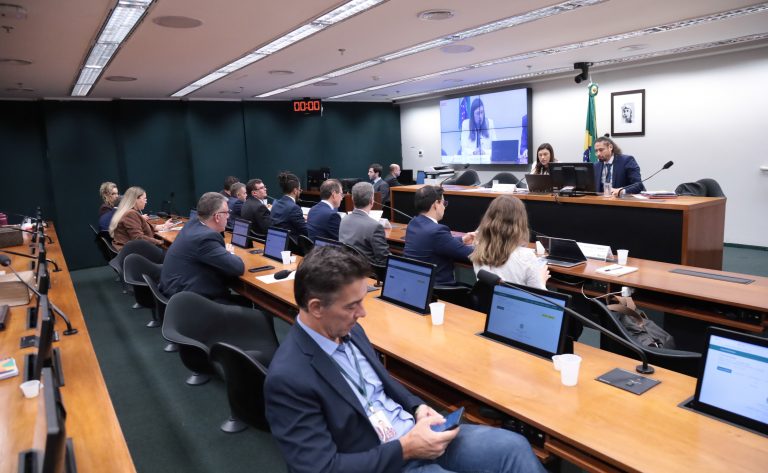 Debate na Câmara defende prorrogação do Fust para garantir internet nas escolas